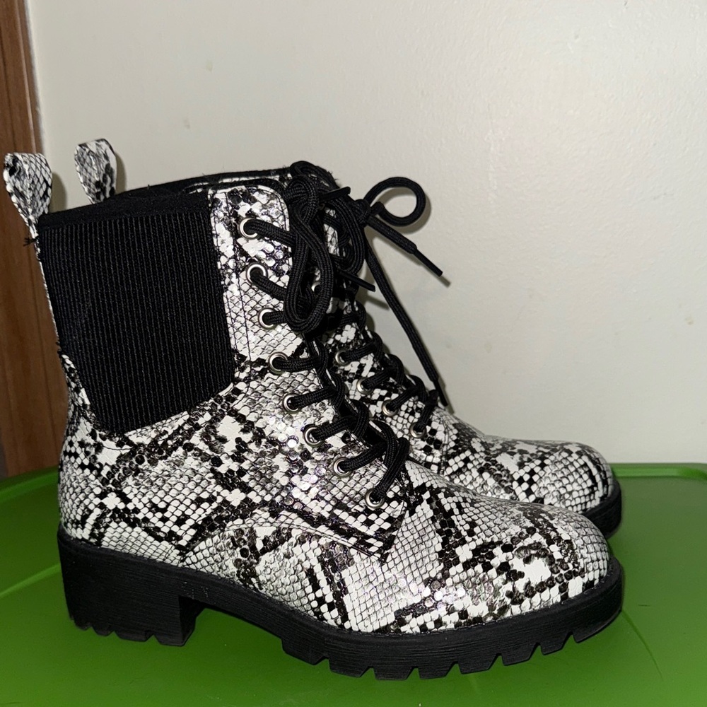 Vepose Women's Size 6 Black and White Snake Print Ankle Boots